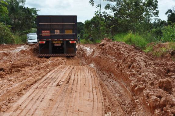 Caminhão em atoleiro da Transamazônica, na região de Novo Repartimento - PA